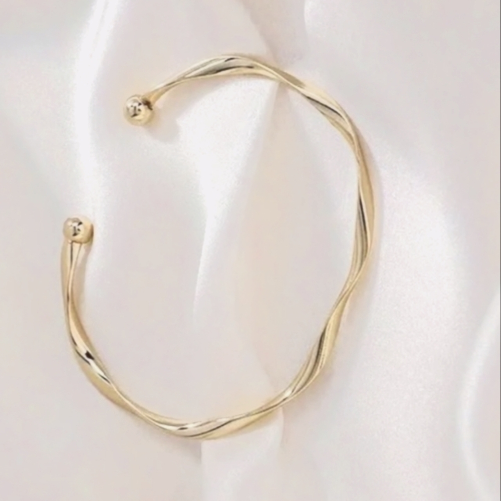 TRENDING Gold Twist Cuff Bracelet Bangle Adjustable NEW NWT